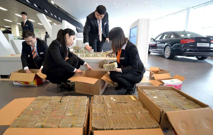 Cina, donna acquista BMW e la paga in contanti