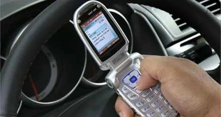 SMS alla guida: li legge più del 60% degli italiani