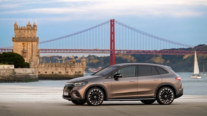 Mercedes-Benz EQE SUV: immagini ufficiali
