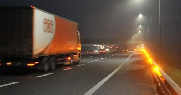 Guida in caso di nebbia: 2.000 luci a Led lungo la TEEM