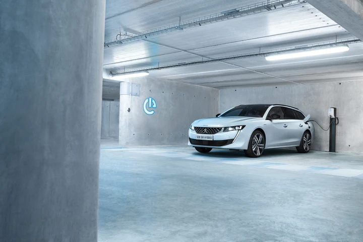 Peugeot 508 SW Hybrid al Parco Valentino