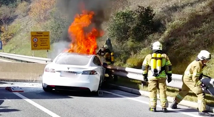 Tesla Model S: ecco come comportarsi in caso di incendio