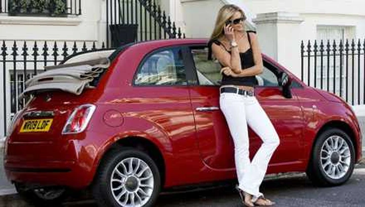 Amore a prima vista tra Elle Macpherson e la Fiat 500C