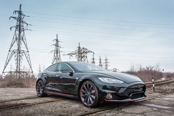 Tesla Model S by Larte Design