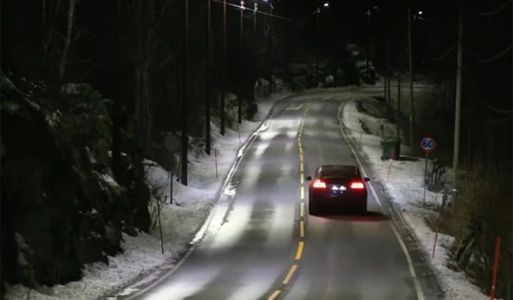In Norvegia i lampioni intelligenti: si accendono solo al passaggio delle auto