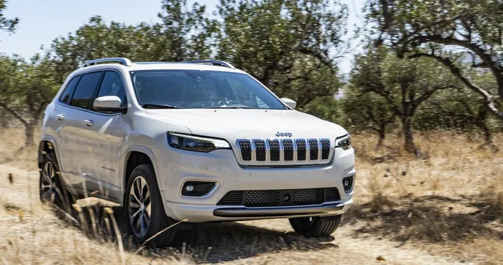 Jeep Cherokee restyling: un allestimento per ogni esigenza
