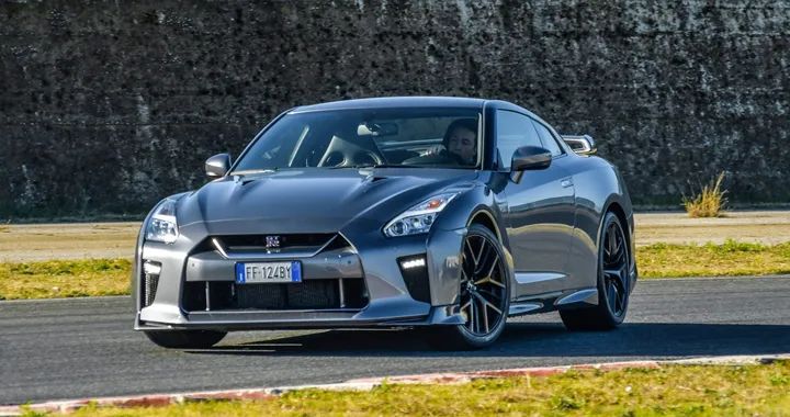 Nissan GT-R 2017: la prova su strada e in pista