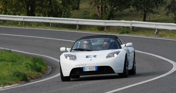 Tesla Roadster: sportiva ad impatto zero