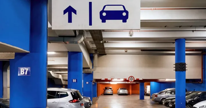 Volkswagen Golf abbandonata per un anno: parcheggio record a Berlino