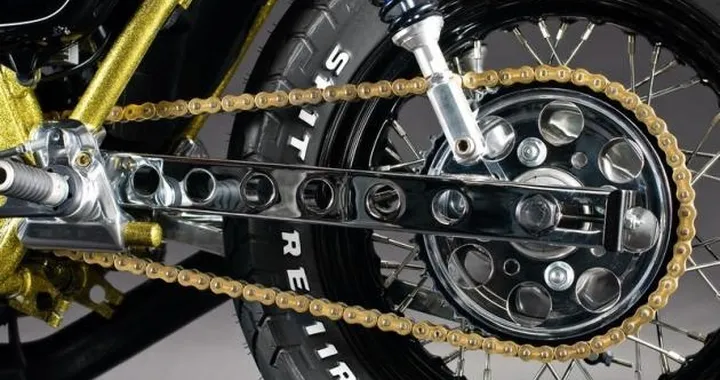 Come pulire e ingrassare la catena della moto: i nostri consigli