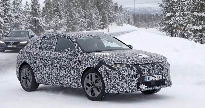 DS 4 Crossback, le foto spia della nuova generazione