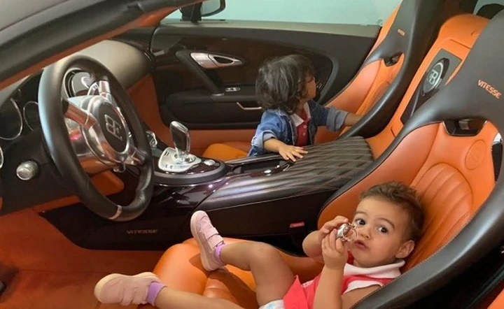 Le figlie di Ronaldo giocano nella Bugatti di papà: ecco il video