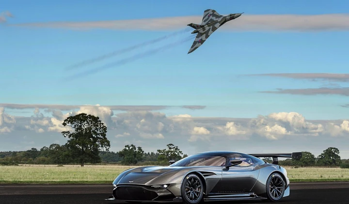 Aston Martin Vulcan: sfida tra cielo e aria