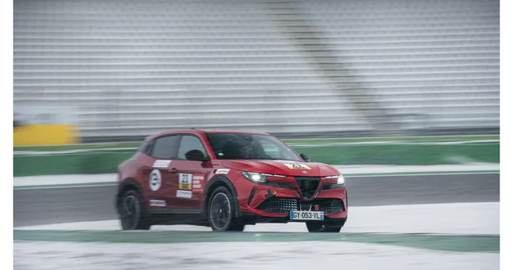 Sfida elettrica estrema: Alfa Romeo Junior conquista podio e onori a Hockenheim