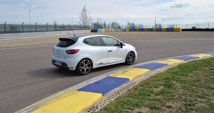 Renault Clio R.S. EDC 220 Trophy: la prova su strada