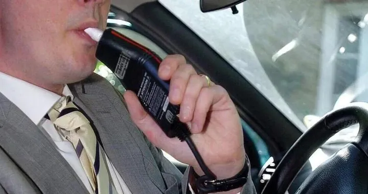 Arriva l’Alcolock: 2.000 euro per accendere l’auto. Ma è davvero utile?