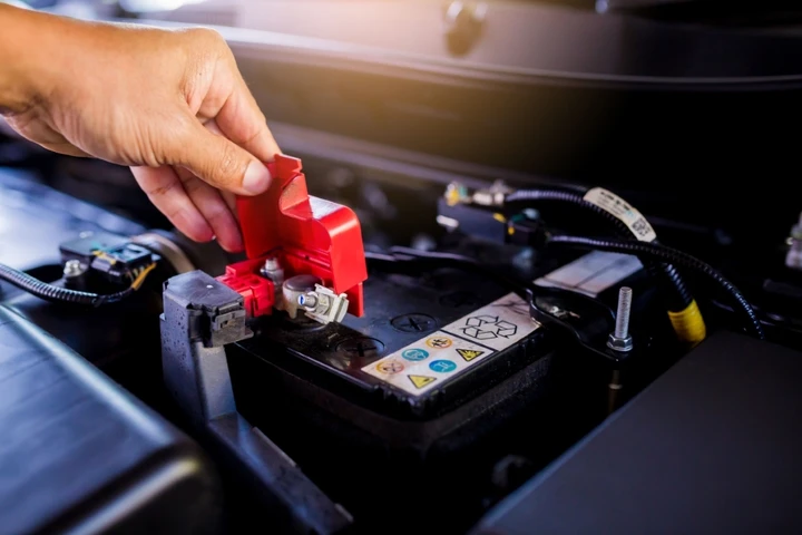 Batteria auto: quando cambiarla, costi e come farlo