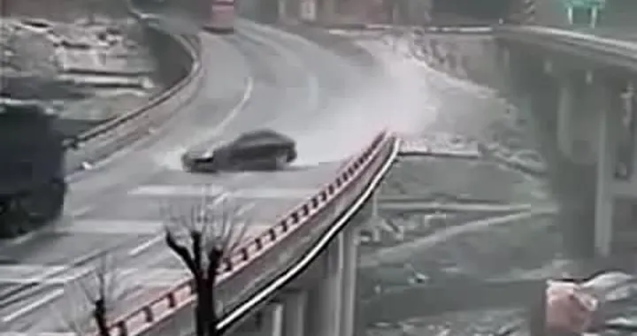 Video shock di un incidente a catena su strada bagnata