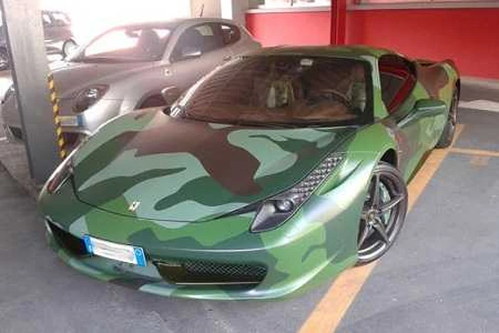 Lapo senza benzina con la sua Ferrari mimetica