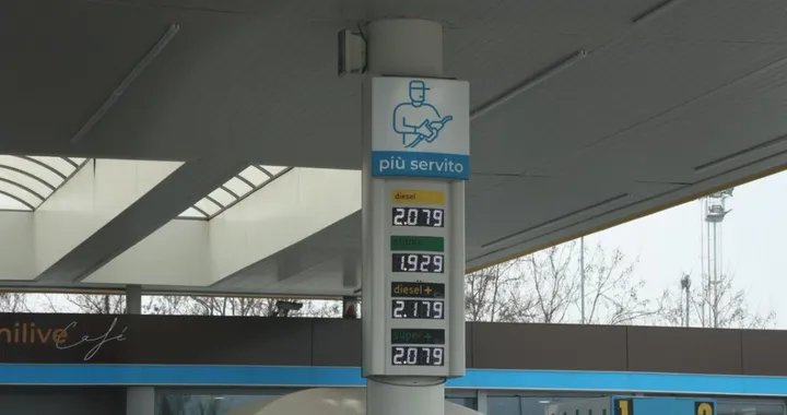 Carburanti: rincari record benzina oltre 1,7 euro diesel oltre 1,8 euro
