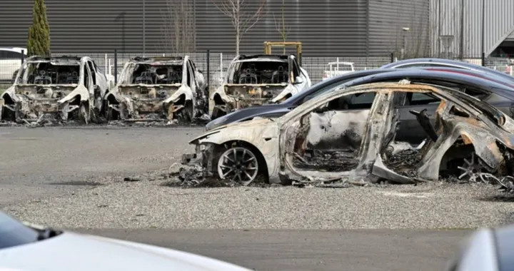 Incendio doloso in un Tesla Store: danni per 700.000 euro