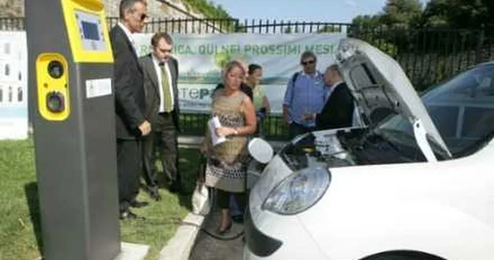 Auto elettriche: approvati 5 progetti-pilota per la ricarica