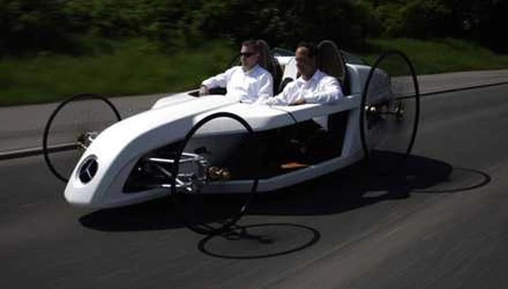 F-CELL Roadster: sulle orme di Bertha Benz