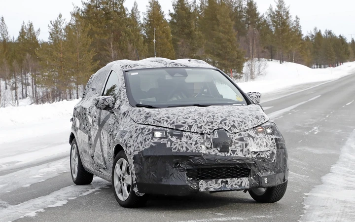 Renault Zoe, la nuova generazione spiata durante i test invernali