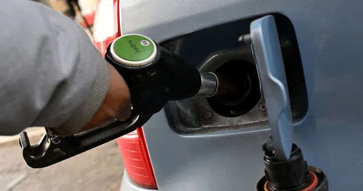 Prezzi carburanti in Italia: lieve calo e divario tra rete e autostrade