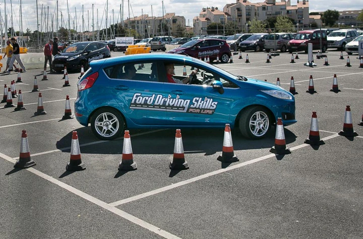 Un sondaggio Ford rivela come si comportano i giovani al volante