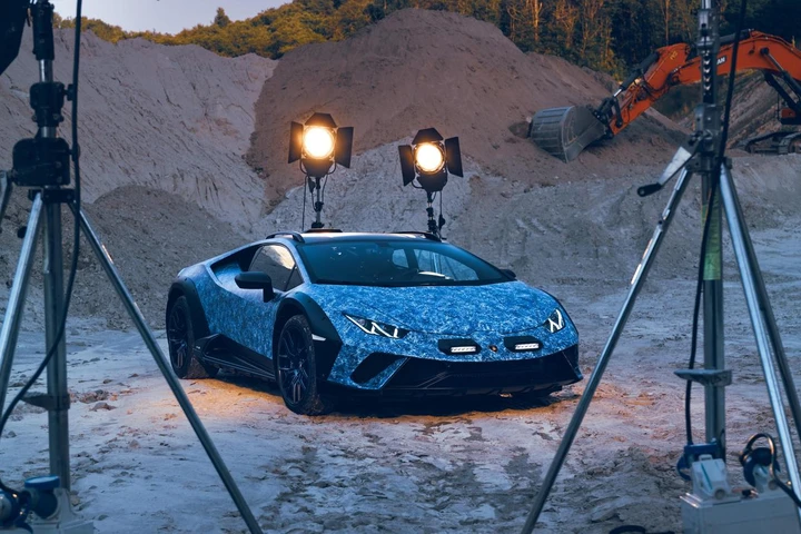Lamborghini Huracan Sterrato Opera Unica: la supercar ispirata ai toni blu della Sardegna [FOTO]