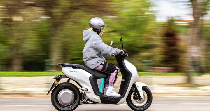 Yamaha NEO's, il primo scooter elettrico: come un cinquantino