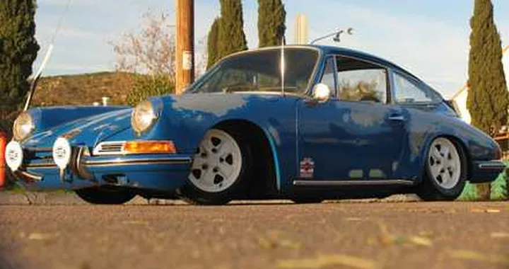 Una Porsche 911 in crisi di identità...