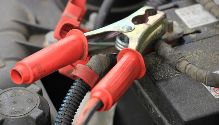 Come avviare un'auto con batteria scarica: guida all'uso dei cavi per il ripristino della batteria
