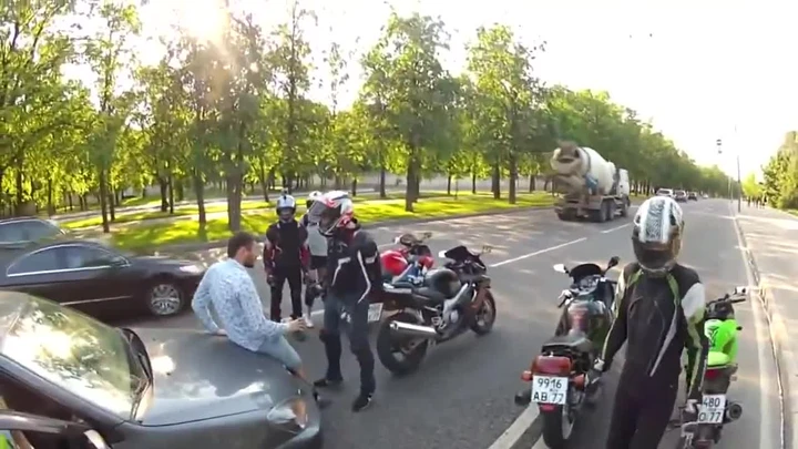 Automobilista accerchiato da bikers con finale a sorpresa