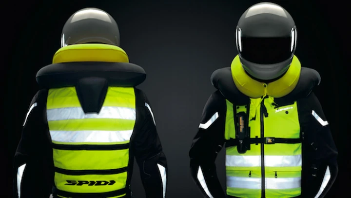 Francia, il gilet diventa obbligatorio per moto e scooter
