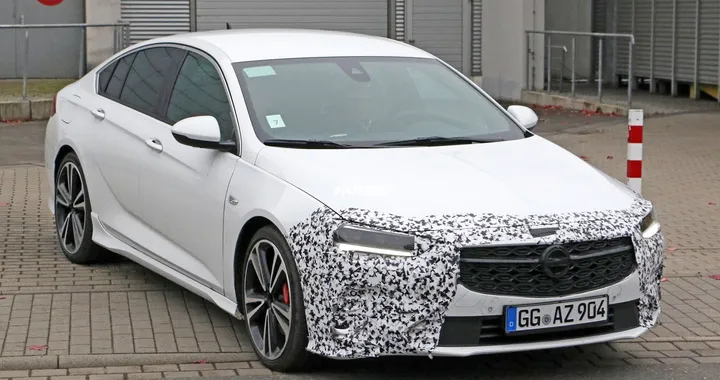 Opel Insignia e Insignia GSi: le foto spia