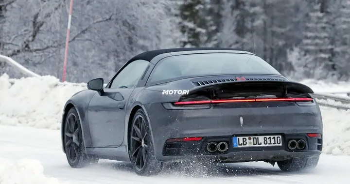 Porsche 911 (992) Targa: le foto spia durante i test invernali