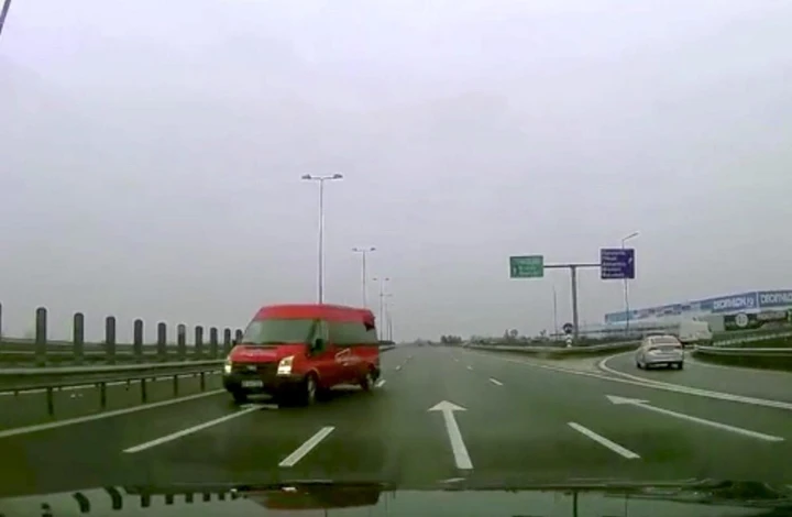 Furgone contromano, panico sull'autostrada: tragedia sfiorata