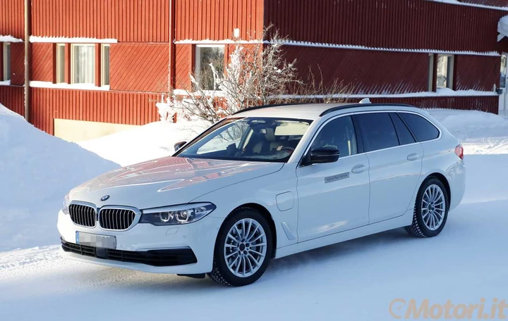 BMW 530e iPerformance Hybrid Touring: le foto spia