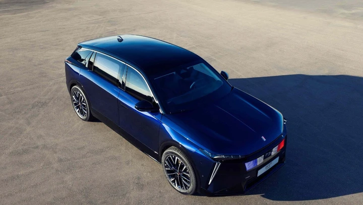 DS N°7 Élysée: il SUV blindato elettrico debutta con il presidente francese