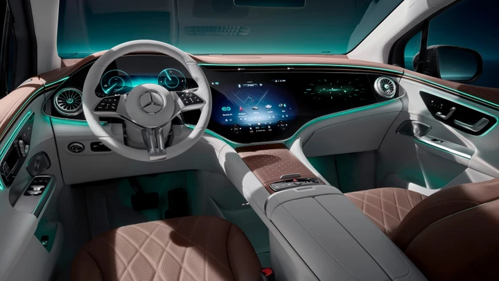 Mercedes EQE SUV: le immagini degli interni in anteprima