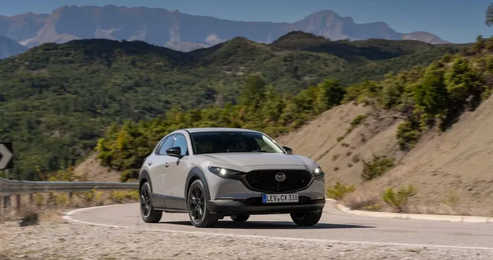 Mazda CX-30 2027: più sicurezza e nuove versioni, prezzi da 28.850 euro