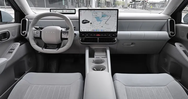 Nuova Hyundai IONIQ 3: ecco gli interni e il nuovo infotainment PLEOS