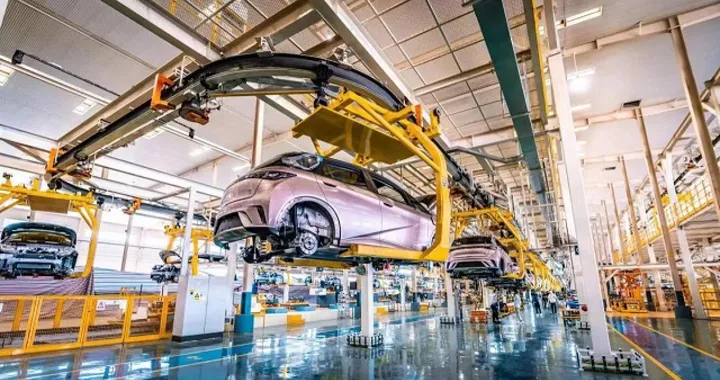 Un'auto su tre venduta nel mondo arriva dalla Cina