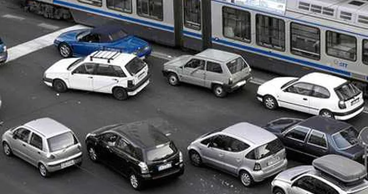 Gli italiani alla guida? Poco eco-friendly e auto-dipendenti