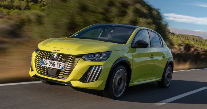 Peugeot e-208: autonomia migliorata e nuove funzionalità tecnologiche