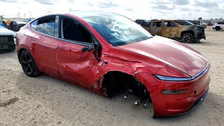 Tesla Model Y Juniper: crash dopo soli 300 Km, airbag ko, è polemica sulla sicurezza
