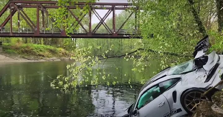 Porsche 911 GT3RS sprofonda nel fiume, ma viene salvata: ora è tornata a splendere [VIDEO]