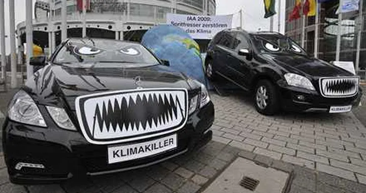 Greenpeace protesta al Salone di Francoforte